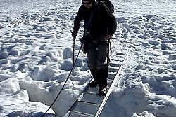 Pokonywanie szczeliny. Gran Paradiso 4061m. n.p.m.
