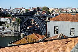 Słynny żelazny most. Droga biegnie dołem i górą tej niesamowitej konstrukcji. Porto