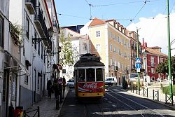 ... tramwajami można się wozić po całym mieście Lisbona