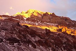 Widok z Plaza de Mulas. Aconcagua w wieczornym świetle.