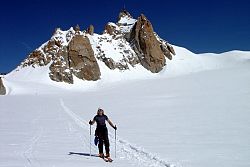 ... testujemy sprzęt skiturowy Widok na Aiguille du Midi