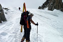 ... ta grań śnieżna ma niezłą ekspozycję ;-) Podejście na Aiguille du Midi