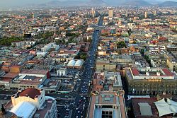 <p>Mexico Cty. Oficjalnie zamieszkuje miasto 30 milinów osób. A w rzeczywistości mieszka tu tyle ludzi ile w Polsce.</p> img_0056