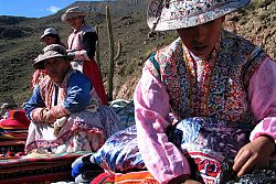  Kanion Colca. Indianki w tradycyjnych strojach.