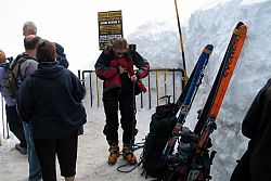 Przygotowujemy się do zejścia bardzo eksponowana śnieżną granią na lodowiec Aiguille du Midi