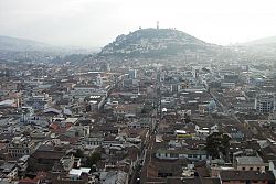 Widok na wzgórze Panesillo (bułeczka). Gringos nie powinni się tam zapuszczać ;-) Panorama Quito - stolicy Ekwadoru