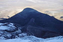 ... w drodze na szczyt Chimborazo. Cień wielkiej góry ...