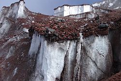 ... pokryty pyłem wulkanicznym. Lodowiec na Chimborazo ...