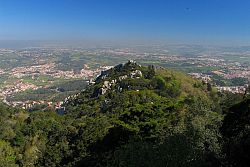 Widok na dawną , średniowieczmą twierdzę arabską Sintra