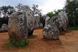  Zespół budowli megalitycznych w okolicach Evory.